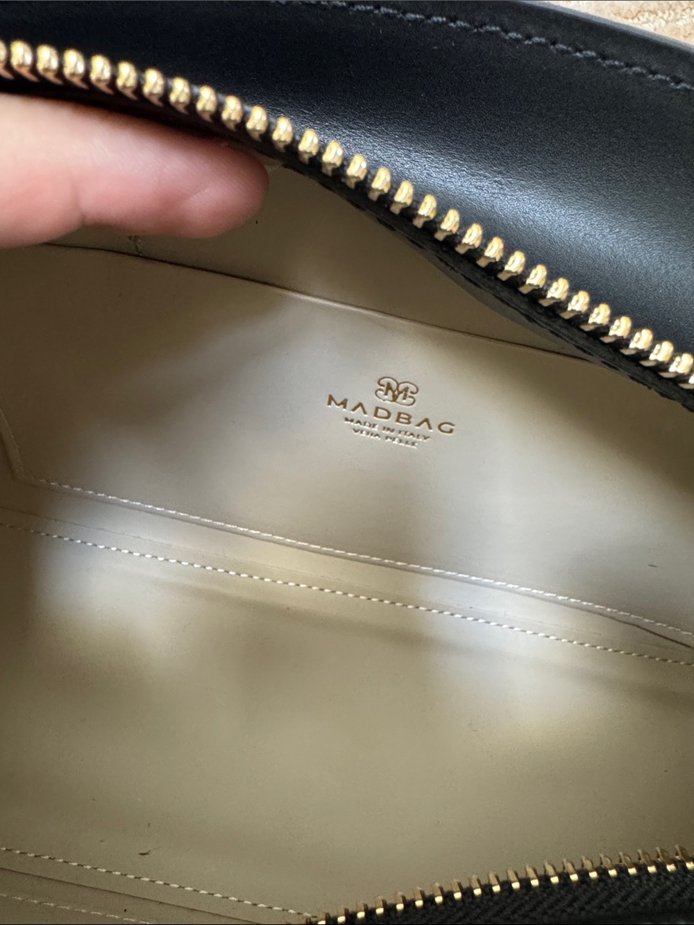 Madbag - BASSOTTO IN LEATHER BLACK & GOLD - Picture 6 of 8